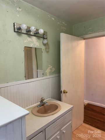 1239 8th Street NE, Hickory, NC 28601