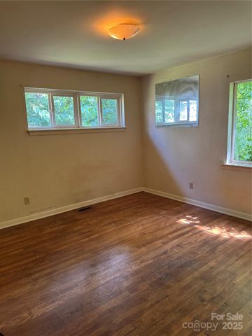 1239 8th Street NE, Hickory, NC 28601