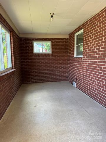 1239 8th Street NE, Hickory, NC 28601