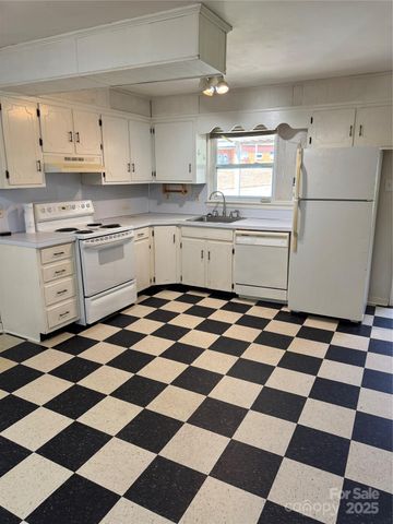 1239 8th Street NE, Hickory, NC 28601