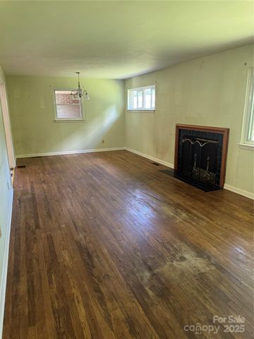 1239 8th Street NE, Hickory, NC 28601