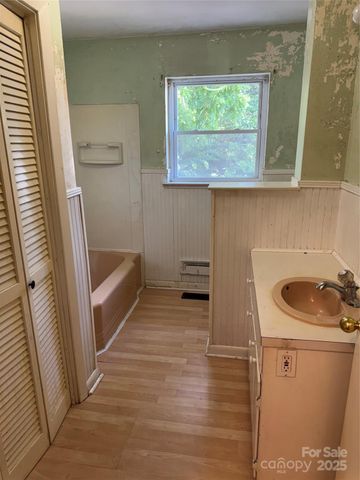 1239 8th Street NE, Hickory, NC 28601