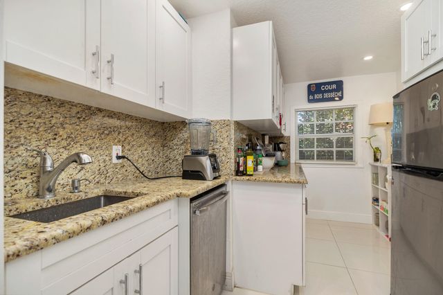 324 Pilgrim Road, West Palm Beach, FL 33405