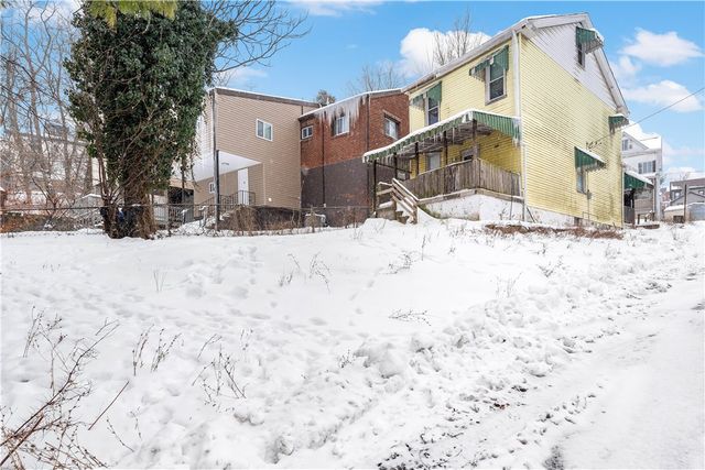 1701 Leolyn St, Carrick, PA 15210