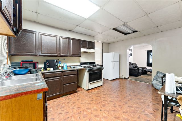 1701 Leolyn St, Carrick, PA 15210