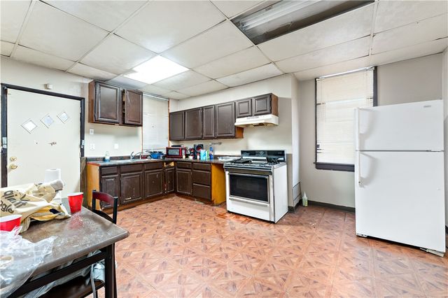 1701 Leolyn St, Carrick, PA 15210