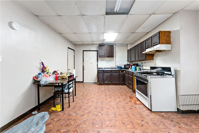 1701 Leolyn St, Carrick, PA 15210