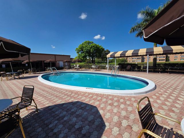 9721 Sunrise Lakes Boulevard 202, Sunrise, FL 33322