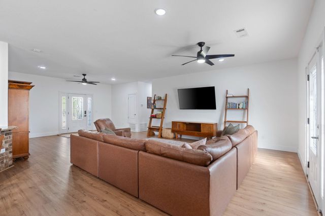 40 Hidden Lakes Trail, Defuniak Springs, FL 32433