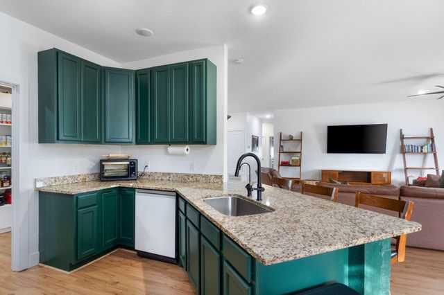 40 Hidden Lakes Trail, Defuniak Springs, FL 32433