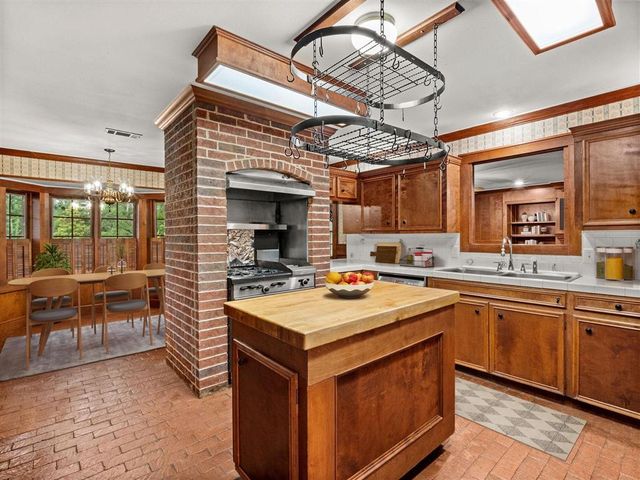 203 Country Club Lane, Leesville, LA 71446