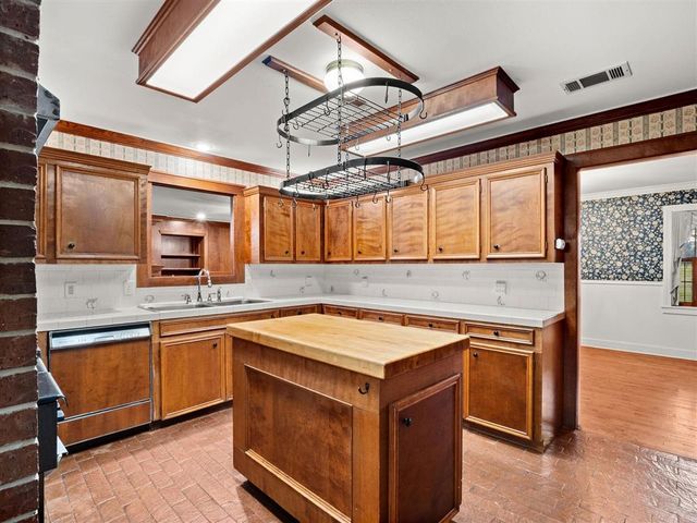 203 Country Club Lane, Leesville, LA 71446