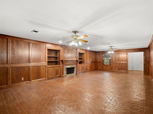 203 Country Club Lane, Leesville, LA 71446