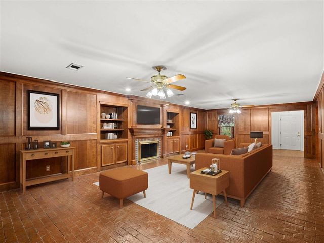 203 Country Club Lane, Leesville, LA 71446