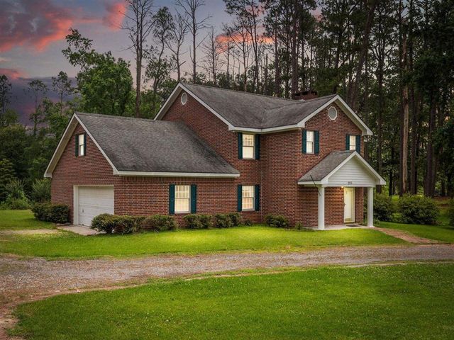 203 Country Club Lane, Leesville, LA 71446