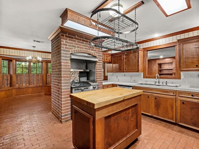 203 Country Club Lane, Leesville, LA 71446