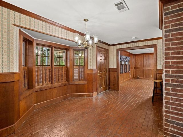 203 Country Club Lane, Leesville, LA 71446