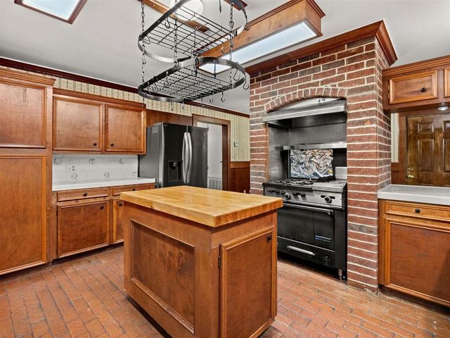 203 Country Club Lane, Leesville, LA 71446