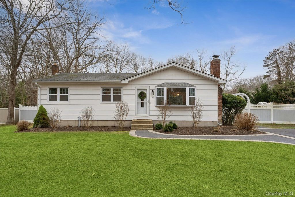 31 Howell Place, Speonk, NY 11972