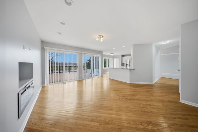 121 AUGUSTA Drive, Streamwood, IL 60107