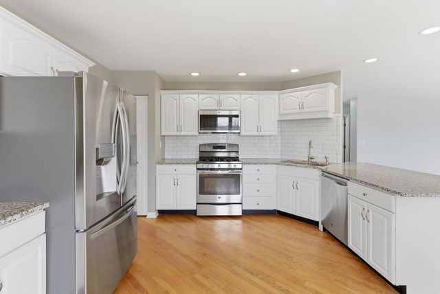 121 AUGUSTA Drive, Streamwood, IL 60107