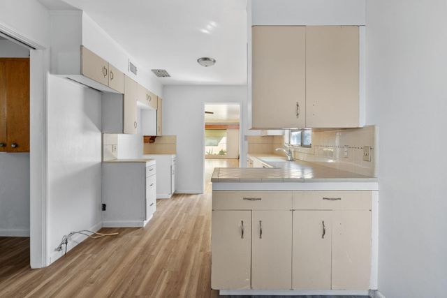 61 N Sinarle Place, Porterville, CA 93257