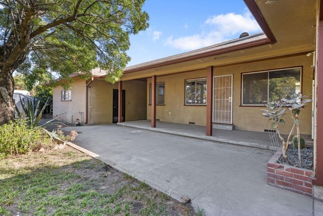 61 N Sinarle Place, Porterville, CA 93257