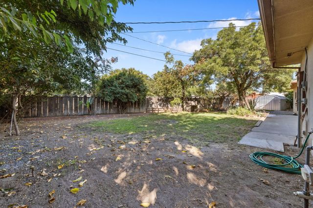 61 N Sinarle Place, Porterville, CA 93257