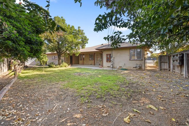 61 N Sinarle Place, Porterville, CA 93257