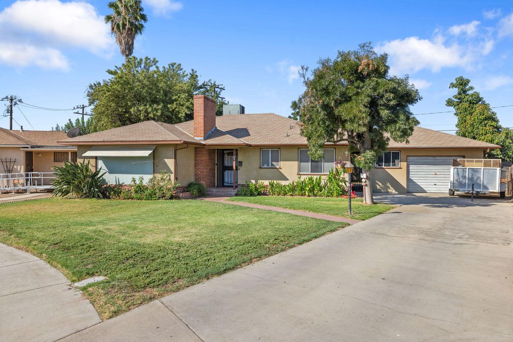 61 N Sinarle Place, Porterville, CA 93257