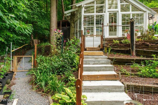 2031 Ridgefield Road, Johnson City, TN 37601