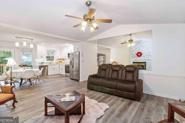 6428 PARADISE POINT Road, Flowery Branch, GA 30542