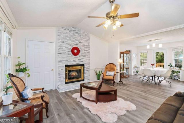 6428 PARADISE POINT Road, Flowery Branch, GA 30542