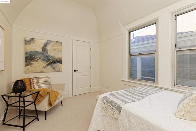 1033 Magnolia St, Oakland, CA 94607