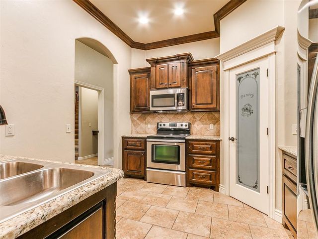 19132 Summer Grove Avenue, Edmond, OK 73012