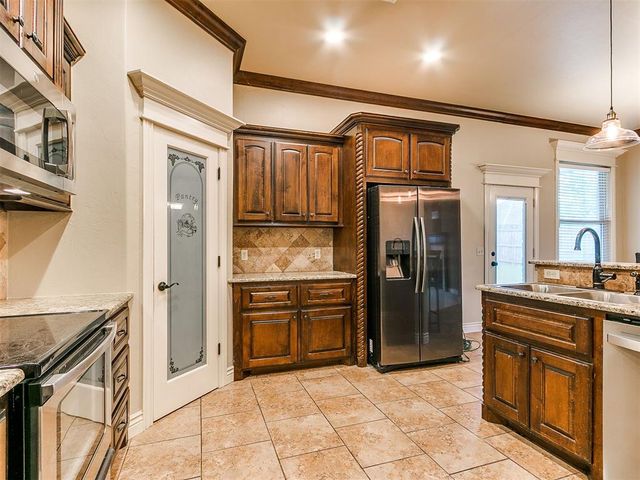 19132 Summer Grove Avenue, Edmond, OK 73012