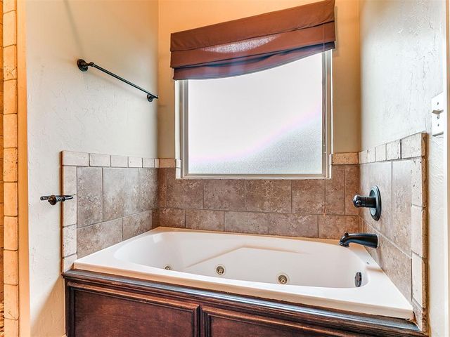 19132 Summer Grove Avenue, Edmond, OK 73012
