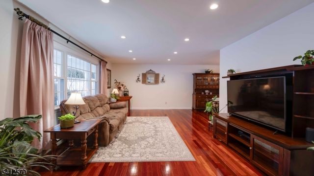 8 Appollo Pl, Clinton Twp., NJ 08809