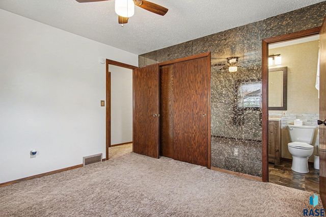 2021 S Hawthorne Ave Avenue, Sioux Falls, SD 57105