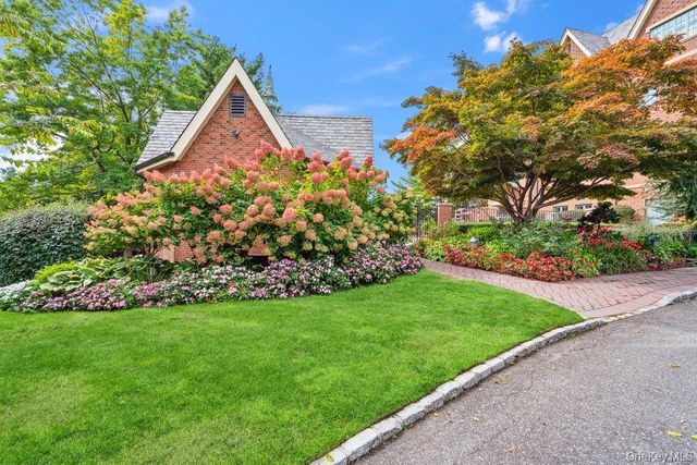 11 Pony Circle, Roslyn Heights, NY 11577