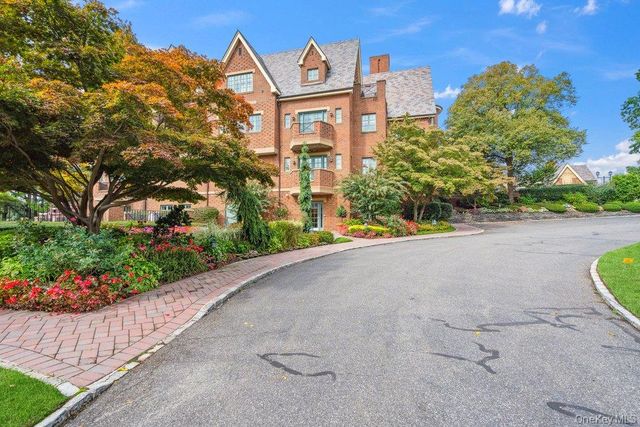 11 Pony Circle, Roslyn Heights, NY 11577
