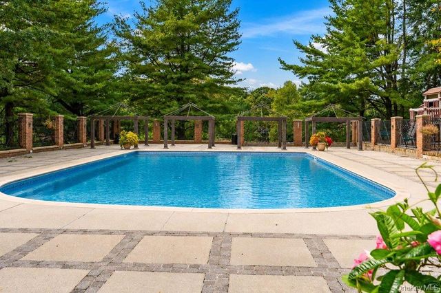 11 Pony Circle, Roslyn Heights, NY 11577