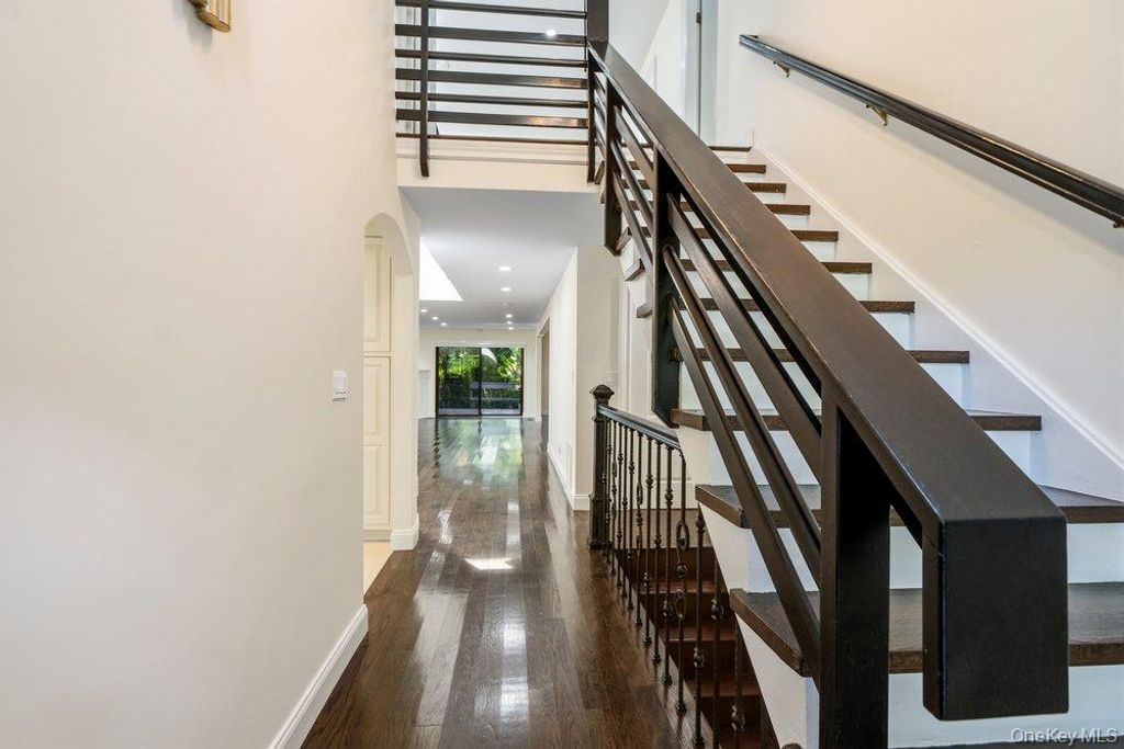 11 Pony Circle, Roslyn Heights, NY 11577 — photo 2