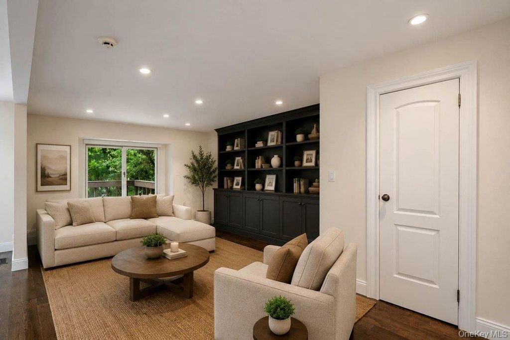 11 Pony Circle, Roslyn Heights, NY 11577 — photo 5