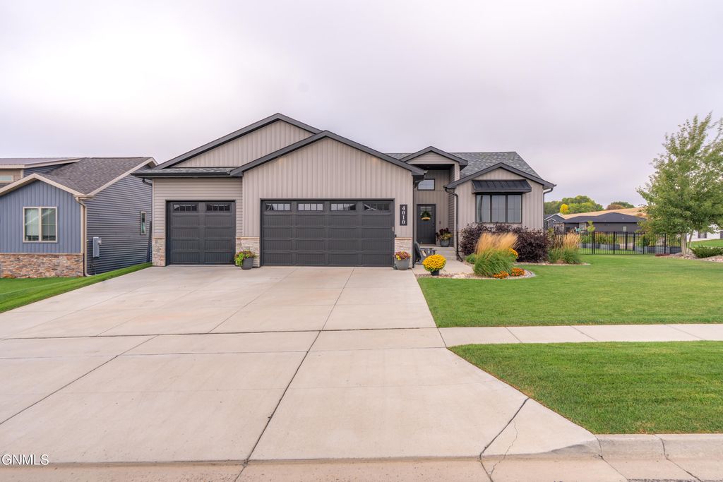 4010 Silver Boulevard, Bismarck, ND 58503 photo 2