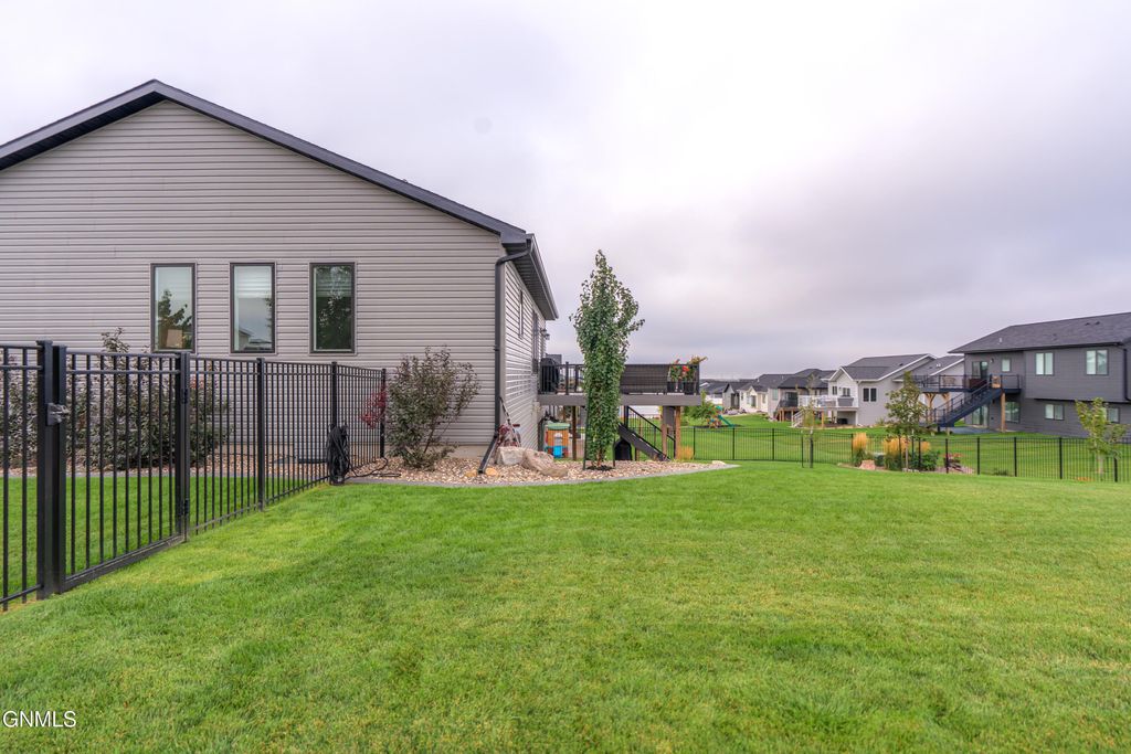 4010 Silver Boulevard, Bismarck, ND 58503 photo 4