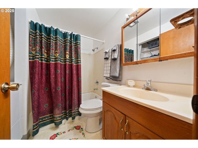 29700 Sw COURTSIDE Dr 40, Wilsonville, OR 97070