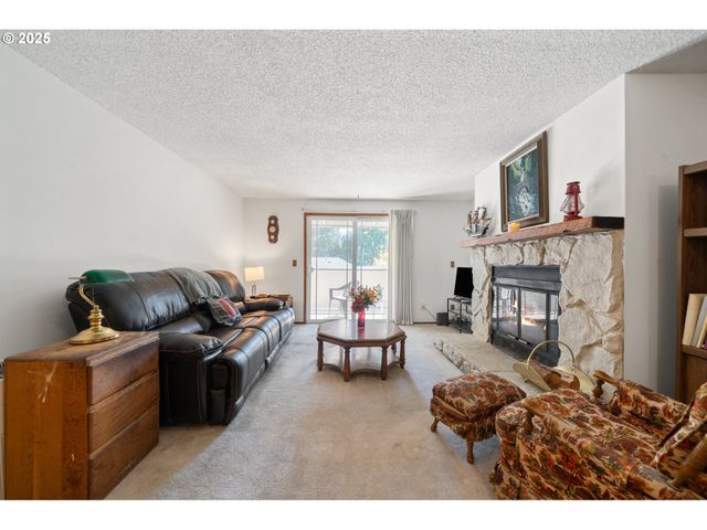 29700 Sw COURTSIDE Dr 40, Wilsonville, OR 97070