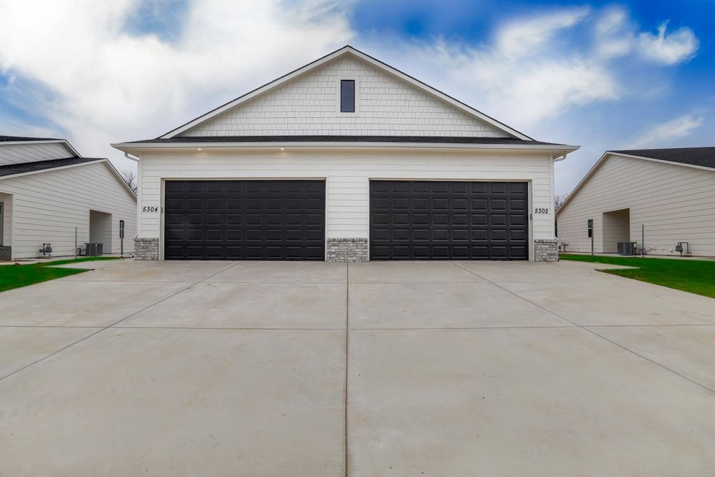 5263 N Pinecrest Ct, Bel Aire, KS 67220