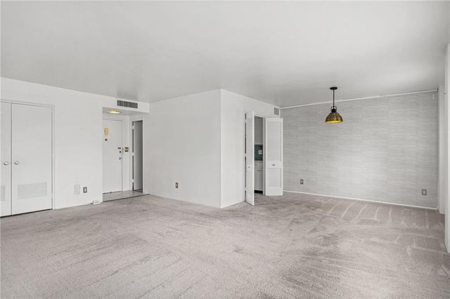 4550 Warwick Boulevard 409, Kansas City, MO 64111